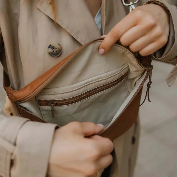 BOWLEANIES TASCHEN BOWLEANIES TASCHEN Große XXL Gürteltasche aus Lederfaserstoff, Braun mit silber, – Produktbild 3 von 4