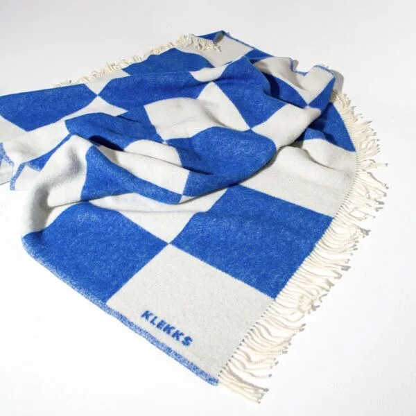 KLEKKS Wolldecke "KLEKKS" aus 100% Wolle (mulesingfrei), Klekks no. 2 (blau/weiß), – Produktbild 3 von 4