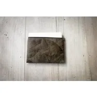 BY COPALA BY COPALA Gefütterte nachhaltige Laptop Hülle 13–14 Zoll aus Blattleder – Handgenähte vegane Laptoptasche, wasserabweisendes Laptop Case, Unikat für MacBook Air & Pro in grau - metallic / dunkelbraun – Produktbild 1 von 1