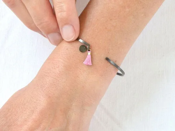 renna deluxe renna deluxe Armreif mit zwei Anhängern, Rosa, – Produktbild 2 von 4