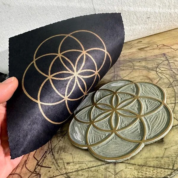 Veskor Cassiopeia Veskor Cassiopeia SAMEN DES LEBENS Heilige Geometrie Linoldruck | 16 × 16 cm | Gold auf Schwarz – Produktbild 4 von 4