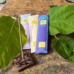 Sundara Sundara Mini-Räucherstäbchen-Set mit 3 Düften und Ständer – Sandelholz/Lavendel/Eukalyptus – Produktbild 1 von 1