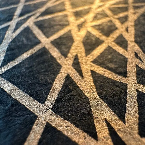 Veskor Cassiopeia Veskor Cassiopeia WHIRLING SQUARES Heilige Geometrie Linoldruck | 40 x 40 cm | Gold auf Schwarz – Produktbild 4 von 4