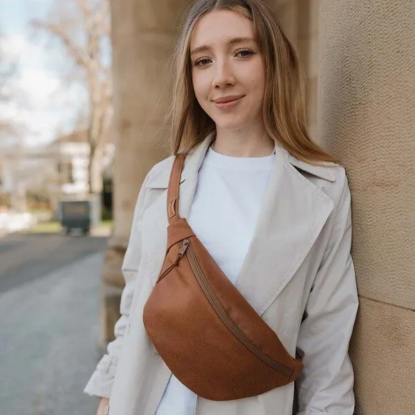 BOWLEANIES TASCHEN BOWLEANIES TASCHEN Große XXL Gürteltasche aus Lederfaserstoff, Braun mit gold, – Produktbild 2 von 4