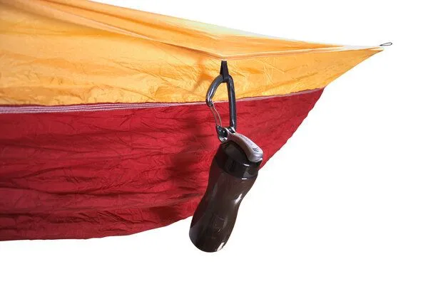 Hideaway Outfitters Hideaway Outfitters Doppel Reisehängematte aus atmungsaktiver Fallschirmseide inklusive Baumgurte und Karabiner, Rot-gelb, – Produktbild 3 von 4