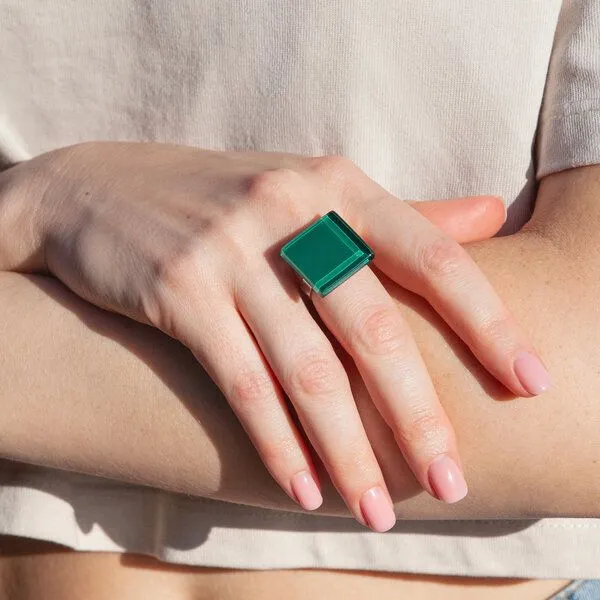 ALEXASCHA ALEXASCHA Geometrischer Statement Ring aus Glas PUREFORM, Malachitgrün, – Produktbild 2 von 4