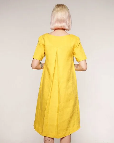 Alma & Lovis Alma & Lovis Legeres Kleid mit V-Ausschnitt aus reinem Leinen | Linen V-Neck Dress, Sun (gelb), – Produktbild 4 von 4