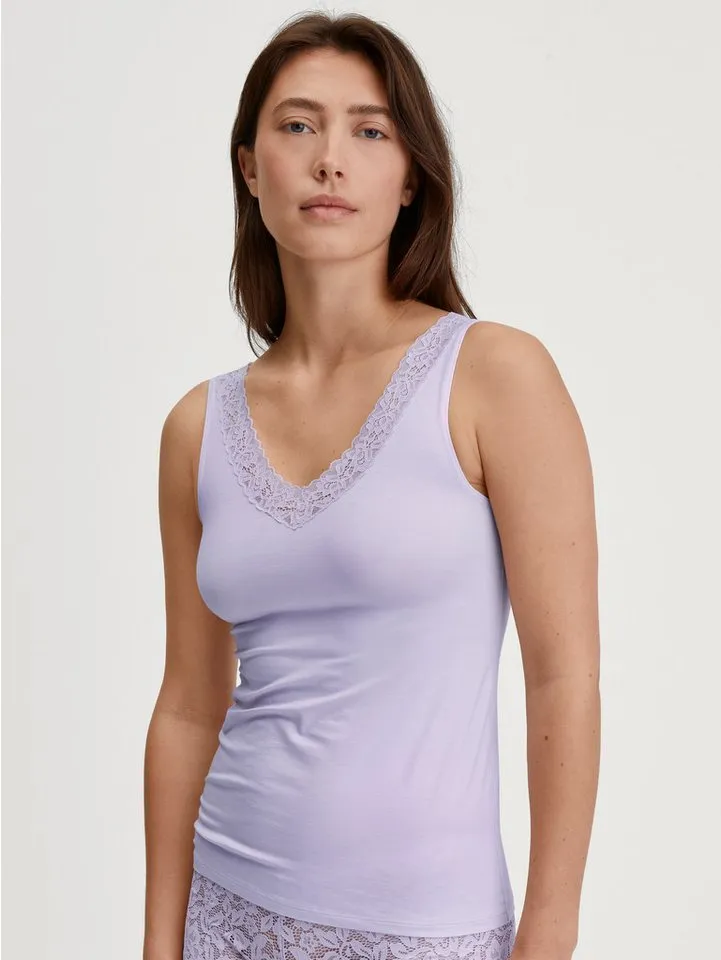 CALIDA CALIDA Tanktop Natural Comfort Lace elastisch, V-Ausschnitt, weiche Spitze, breite Träger, Lila, – Produktbild 1 von 5