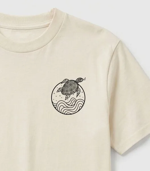 vis wear vis wear Schildkröte zwischen Ozean und Wellen - Pure Natural Bio Baumwolle Shirt, Natural, – Produktbild 1 von 3