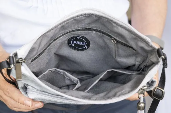 Smateria Smateria Umhänge-Tasche 'Bustle', Silber-grau, – Produktbild 2 von 2