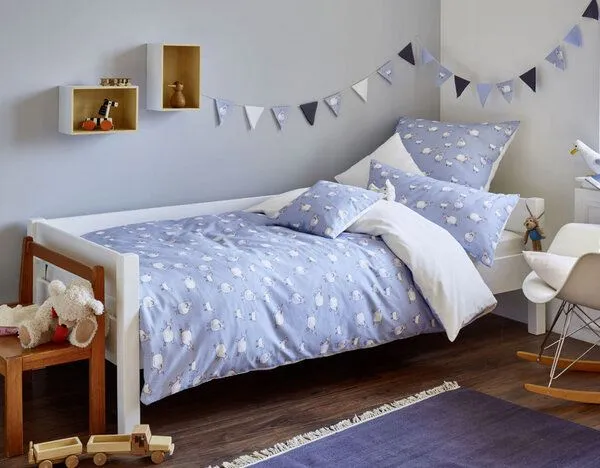 Cotonea Cotonea Bio Satin-Kinderbettwäsche Schäfchen, Design: schäfchen (blau), – Produktbild 1 von 3
