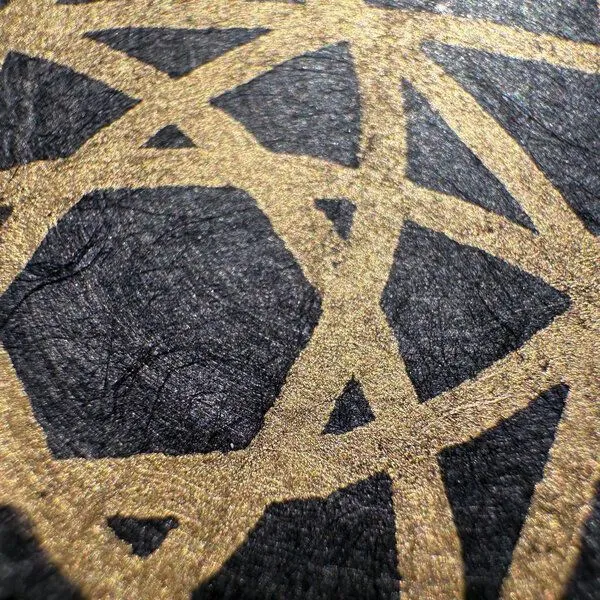 Veskor Cassiopeia Veskor Cassiopeia BLÜTEN DER LIEBE Heilige Geometrie Linoldruck | 22 × 22 cm | Gold auf Schwarz – Produktbild 3 von 4