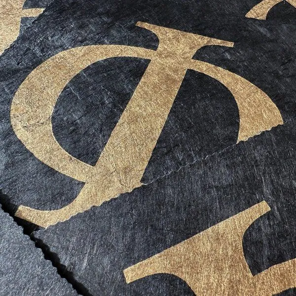 Veskor Cassiopeia Veskor Cassiopeia PHI Heilige Geometrie Linoldruck | 16 × 16 cm | Gold auf Schwarz – Produktbild 3 von 4
