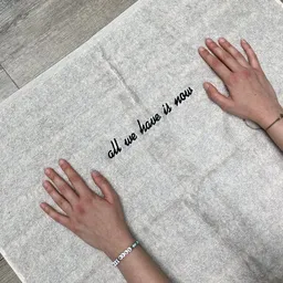mio eco mio eco Hochwertiges Freizeit Handtuch aus Retoure-Handtüchern zero waste | mit Stick limited "all we have is now" – Produktbild 1 von 1