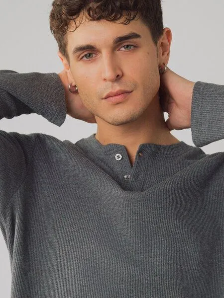Honest Basics Honest Basics Herren Henley Langarmshirt aus Bio- und recycelter Baumwolle, Shale, – Produktbild 2 von 4