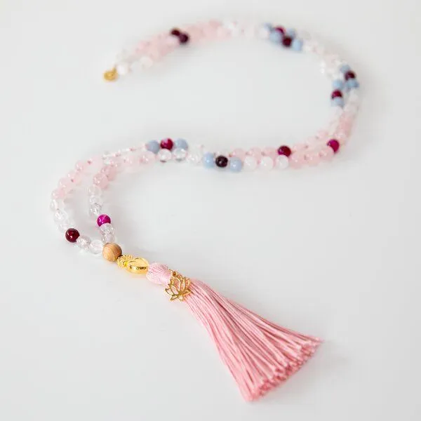 Divasya Divasya Mala-Kette "True Love" aus Rosenquarz, Angelite & Mondstein – Produktbild 2 von 4