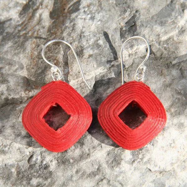 Sundara Sundara Ohrringe "Diamant", handgeschöpftes Recycling Baumwollpapier, Rot, – Produktbild 2 von 2