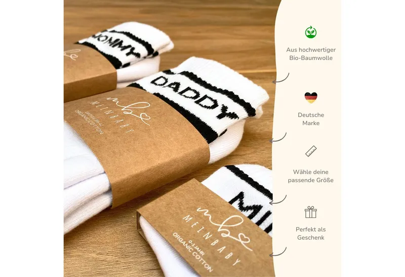 MeinBaby123® Tennissocken Geschenkset Schwangerschaft, Geschenk zur Geburt & Baby Shower (Set, 3er Socken Set inkl. Baumwollsäckchen und Karte) Geschenk frischgebackene Eltern, Familiensocken Mama Papa Baby, Schwarz, – Produktbild 2 von 5