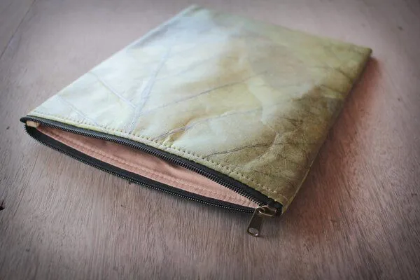 BY COPALA BY COPALA Gefütterte nachhaltige Laptop Hülle 13–14 Zoll aus Blattleder – Handgenähte vegane Laptoptasche mit Zipper, wasserabweisendes Laptop Case, für MacBook Air & Pro in grün – Produktbild 4 von 4