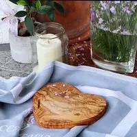 NATUREHOME NATUREHOME Schneidebrett "Herz" Frühstücksbrett Untersetzer Olivenholz - Geschenk – Produktbild 1 von 1