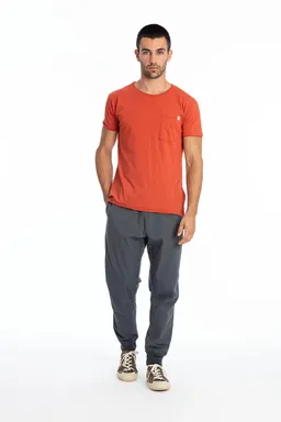 RAVENS VIEW IBIZA RAVENS VIEW IBIZA Herren vegan T-Shirt Rundhalsausschnitt Wild Pocket Terracotta Orange – Produktbild 1 von 1