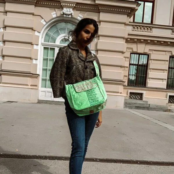 REFISHED fair fashion REFISHED fair fashion Tasche 'URBAN BAG' - upcycelte Fischfuttersäcke, #fish hellgruen, – Produktbild 3 von 3