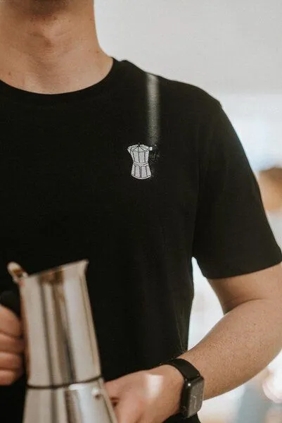 Coffee Fashion Coffee Fashion Espressokocher | Besticktes Organic Baumwoll T-Shirt, Schwarz, – Produktbild 4 von 4