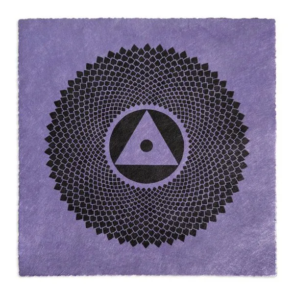Veskor Cassiopeia Veskor Cassiopeia SAHASRĀRA Chakra-Meditations-Linoldruck | 22 × 22 cm | Schwarz auf Violett-Lila – Produktbild 1 von 4