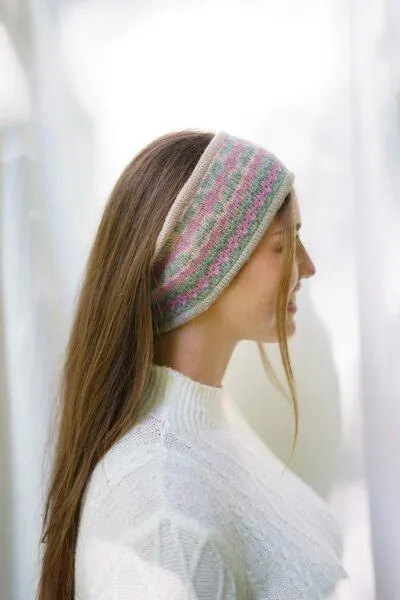 Haus of Namaste Haus of Namaste Handgefertigtes Stirnband aus Lammwolle | Winter-Ohrwärmer aus Fair-Isle-Strick | Fair Isle in Rosa und Grün | Ethisch, nachhaltig und fair – Produktbild 2 von 2