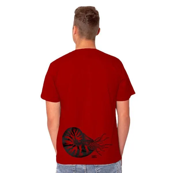 HANDGEDRUCKT HANDGEDRUCKT RESTPOSTEN "Nautilus" Männer T-Shirt, Darkred, – Produktbild 1 von 1