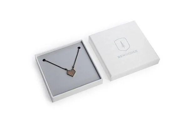 BeWooden BeWooden Kette mit Herzchen Anhänger mit Holzdetail, Apis nox, – Produktbild 2 von 4