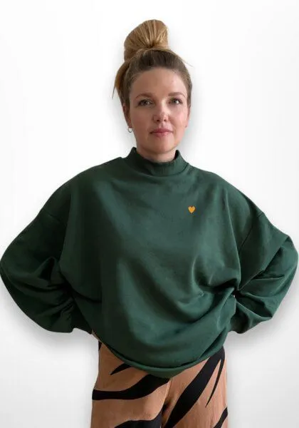 noemvri fashion label noemvri fashion label oversized Sweatshirt Turtleneck mit einem Herz auf der Brust, Grün mit orangenem herz, – Produktbild 2 von 2