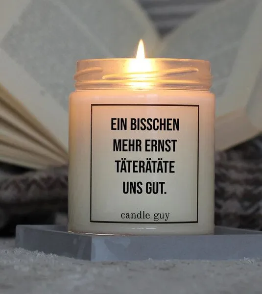 Candle Guy Candle Guy Duftkerze Ein bisschen mehr Ernst täterätäte uns gut. aus Sojawachs – Produktbild 2 von 3