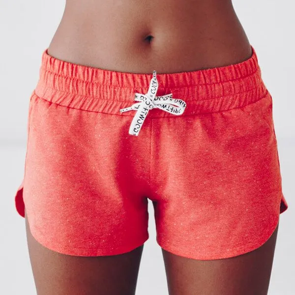 The Driftwood Tales The Driftwood Tales Kurze, sportliche Damenhose mit breitem Bund und DRIFTWOOD-Kordelzug, Rot, – Produktbild 2 von 4