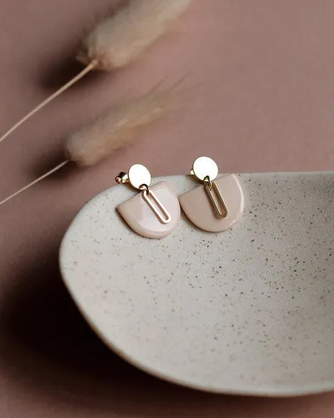 lille mus lille mus Ohrstecker 'Halbkreis Oval' aus Porzellan und 925 Silber, Apricot, – Produktbild 1 von 6