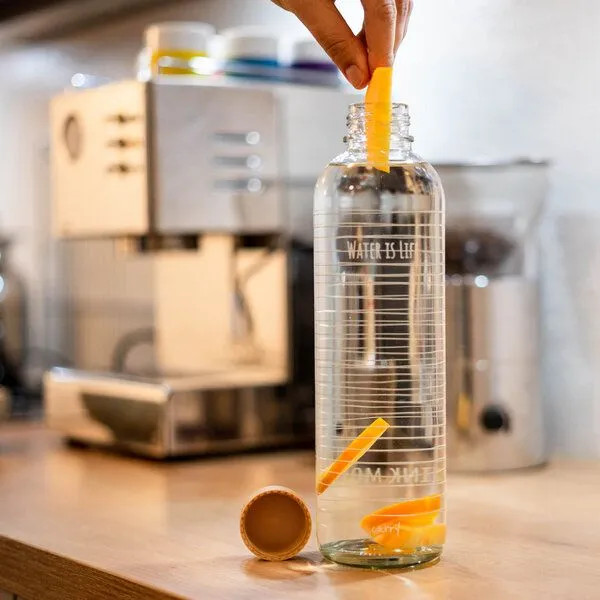 Carry Bottles Carry Bottles Glastrinkflasche 1.0l, Water is life, – Produktbild 4 von 4