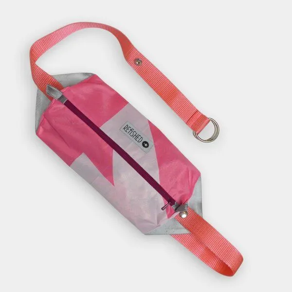 REFISHED fair fashion REFISHED fair fashion Bauchtasche 'BUM BAG' - upcycelte Fahnen, Hockney (pink), – Produktbild 1 von 3