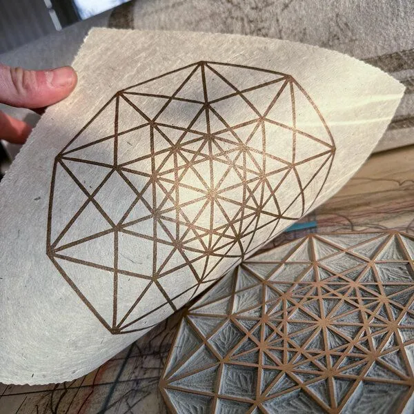 Veskor Cassiopeia Veskor Cassiopeia PENTERAKT HYPERCUBE Heilige Geometrie Linoldruck | 22 × 22 cm | Gold auf Naturweiß – Produktbild 3 von 4