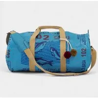 REFISHED fair fashion REFISHED fair fashion Tasche 'SPORTY BAG' - upcycelte Fischfuttersäcke, #fish blau-aqua+bommeln (xl), – Produktbild 1 von 1