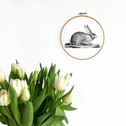 renna deluxe renna deluxe Hase im Stickrahmen – Produktbild 1 von 1