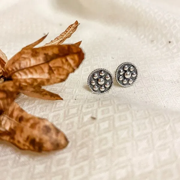 pakilia pakilia Silber Ohrstecker Blume Kugel Fair-Trade und handmade – Produktbild 1 von 4