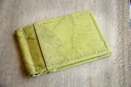 BY COPALA BY COPALA Portemonnaie mit Clip aus laminierten Blättern in grün, 1-fach gefaltet – Produktbild 1 von 1