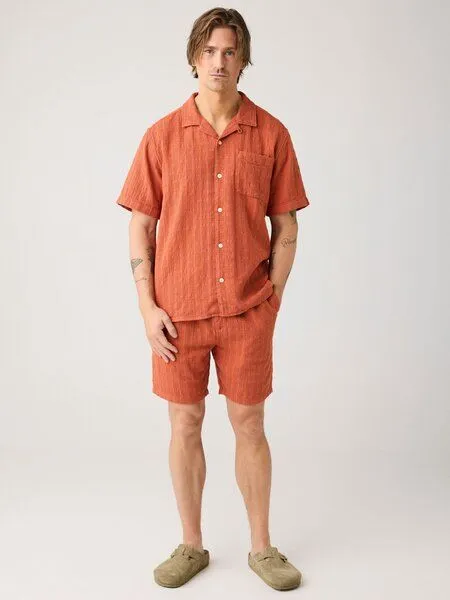 KnowledgeCotton Apparel KnowledgeCotton Apparel Lockere Shorts FIG mit Strucktur aus Bio-Baumwolle, Rot-burnt-brick, – Produktbild 2 von 4