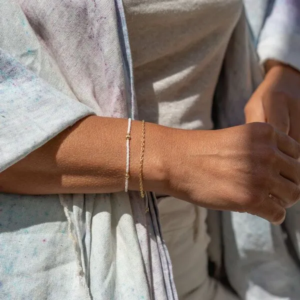 juni juni Armband Set Gold - verstellbares Goldarmband mit cremeweißen Perlenarmband - hergestellt in Deutschland – Produktbild 3 von 4