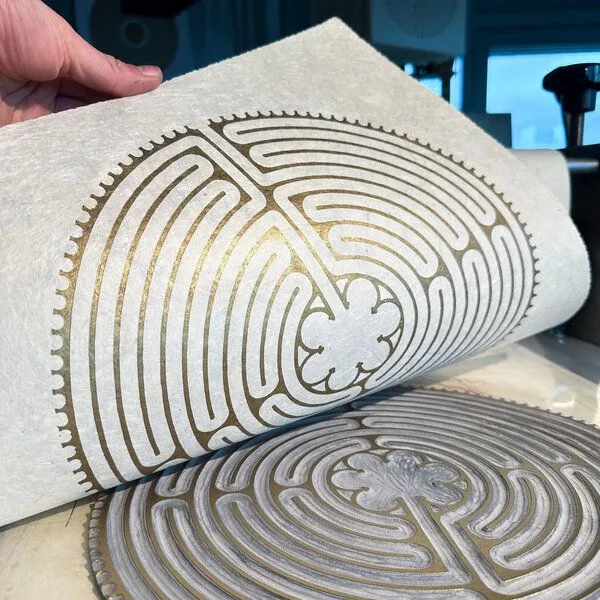 Veskor Cassiopeia Veskor Cassiopeia LABYRINTH VON CHARTRES der Kathedrale Notre-Dame Linoldruck | 40 × 40 cm | Gold auf Naturweiß – Produktbild 4 von 4