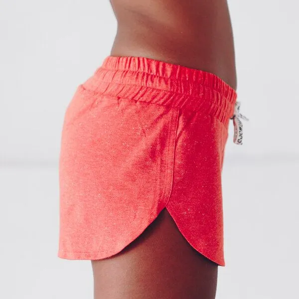 The Driftwood Tales The Driftwood Tales Kurze, sportliche Damenhose mit breitem Bund und DRIFTWOOD-Kordelzug, Rot, – Produktbild 3 von 4