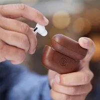 GOOD WILHELM GOOD WILHELM Airpod Case Airpod Pro / Airpods Case aus Vachetta Leder, Cognac, – Produktbild 1 von 1