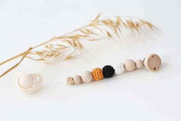 NoniKids Berlin NoniKids Berlin Schnullerkette Holz *Sternchen* 10 Farben I Bio Baumwollgarn I NoniKids, S/w senf, – Produktbild 4 von 4