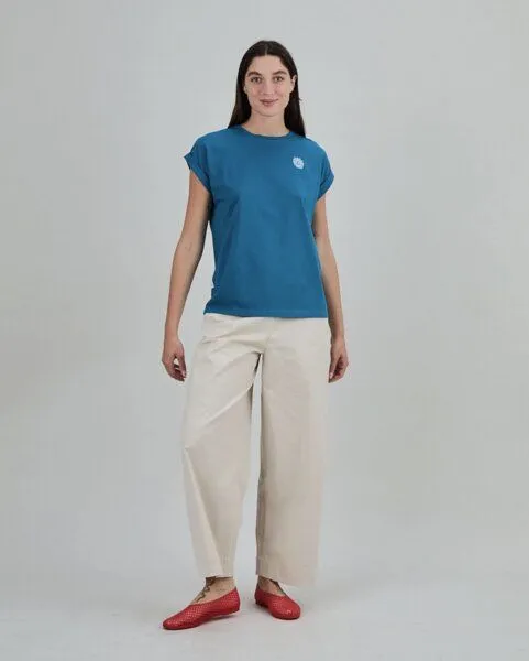 Brava Fabrics Brava Fabrics Asis Percales Daisy Scoop T-Shirt Blau – Produktbild 3 von 4