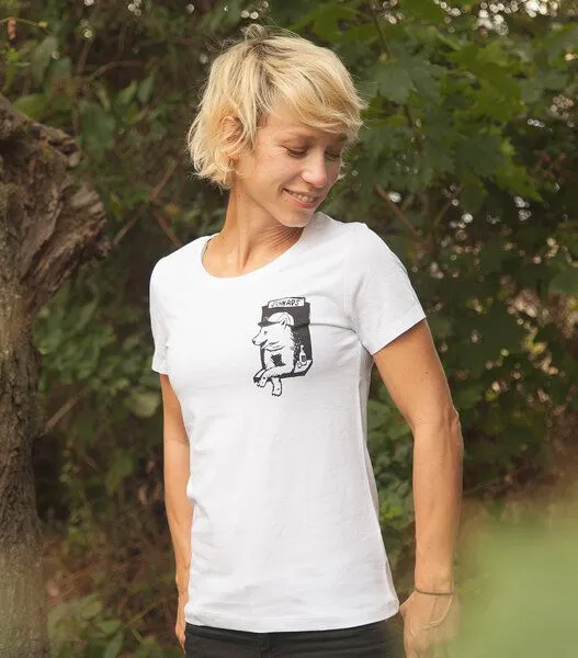 päfjes Husky-Bar mit Schnaps - Brust Motiv - päfjes Fair Wear Frauen T-Shirt - White – Produktbild 2 von 4